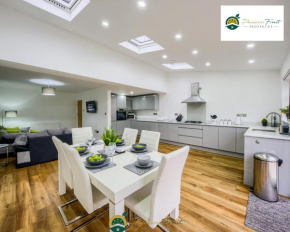 LOW rate SPECIAL DEAL for a 3 Bedroom house with 2 Baths- near Coventry Community Centre and War Memorial Park with Parking and FREE unlimited Wi-fi - ARC